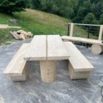 Tisch und Bänke aus Holz